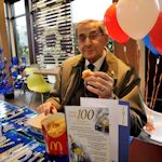 100jarige in McDonald's
