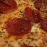 Eetkampioen neemt het op tegen drie mannen en de grootste pizzapunt ter wereld