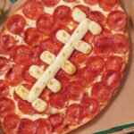 Pizza in de vorm van een American Football