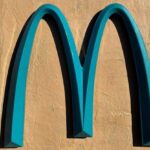 Blauwe McDonald's boog