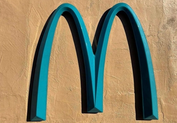 Blauwe McDonald's boog