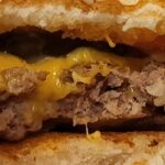De Spicy Cheeseburger van McDonald's getest