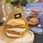 Mekkafood Crispy Chicken Burger op bord