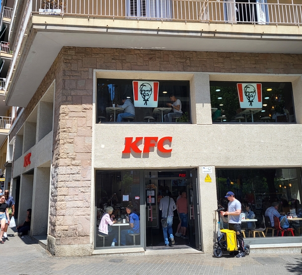 KFC Japan verrast met kerst-restaurant in Tokio