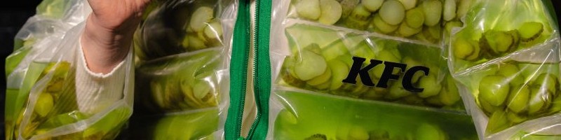 KFC steelt de show met bizarre augurkenjas