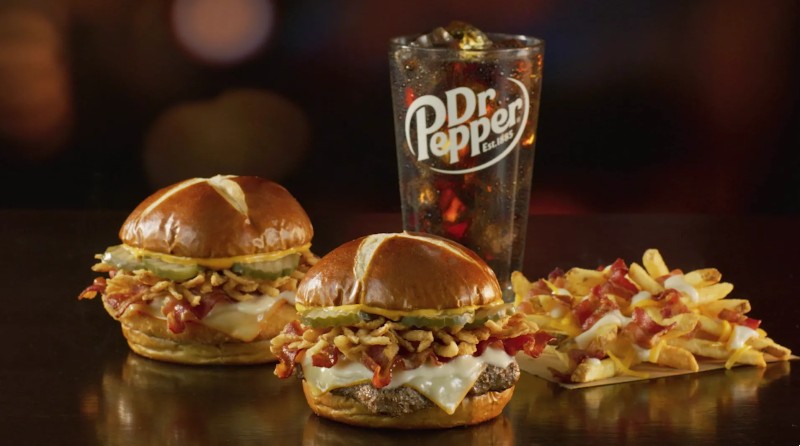 Wendy’s brengt populaire Pretzel Bacon Pub Burger terug