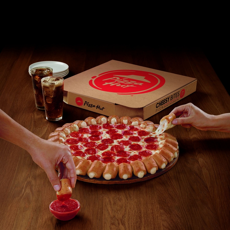 Pizza Hut maakt van de pizzakorst 28 kaasbites