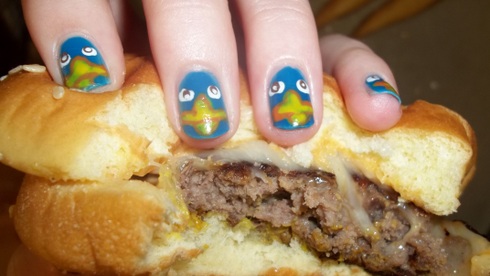 Hamburger met nagellakvingers