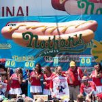 Joey Chestnut eet met 70 hotdogs in 10 minuten een nieuw record