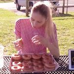 Model eet 50 donuts in 25 minuten