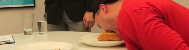 Recordpoging hotdogs eten zonder handen
